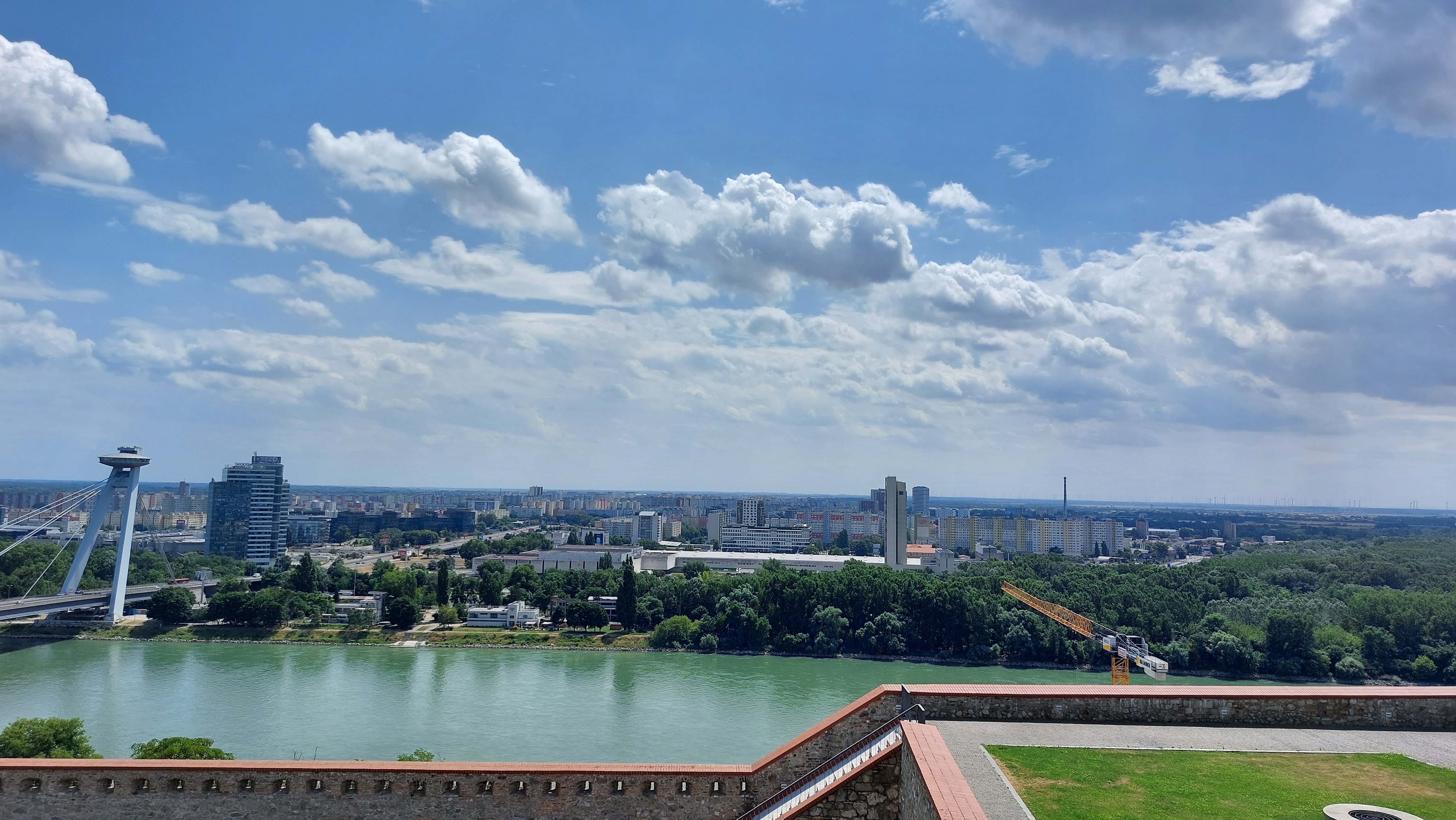 Bratislava Kalesi Tuna Nehri Manzarası