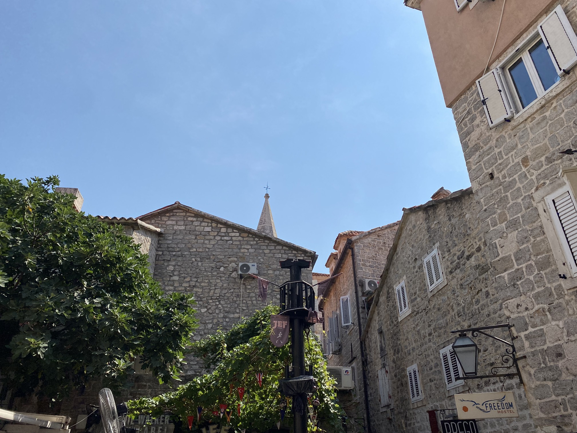 Neredeyse Hiç Camii Yok.jpg